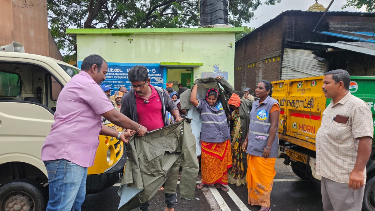தடை அதை உடை தூய்மை  பணியாளர்களுக்கு  மழை கோர்ட்