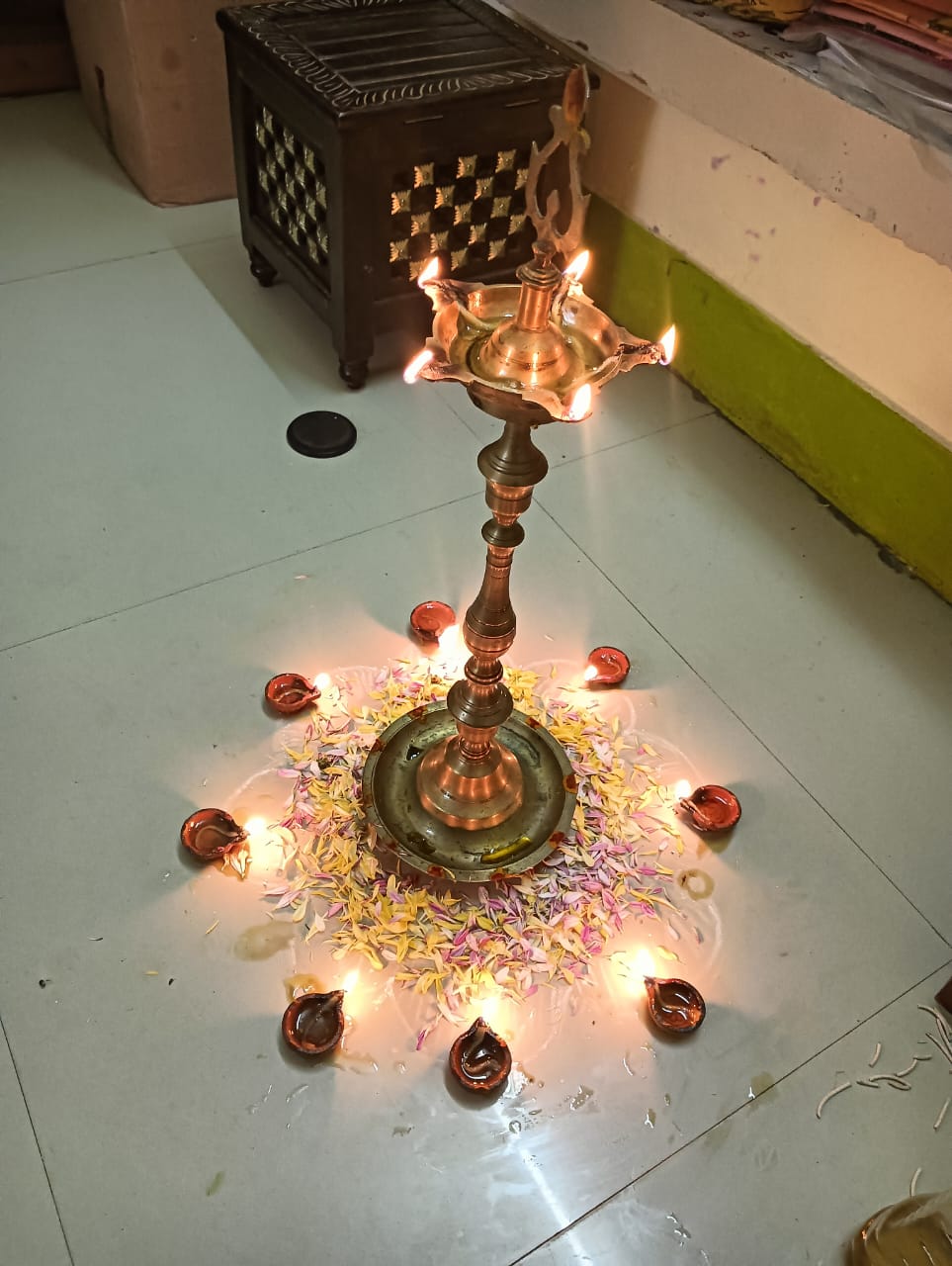 வீடுகளில் அலங்கரித்த அகல் விளக்குகள்