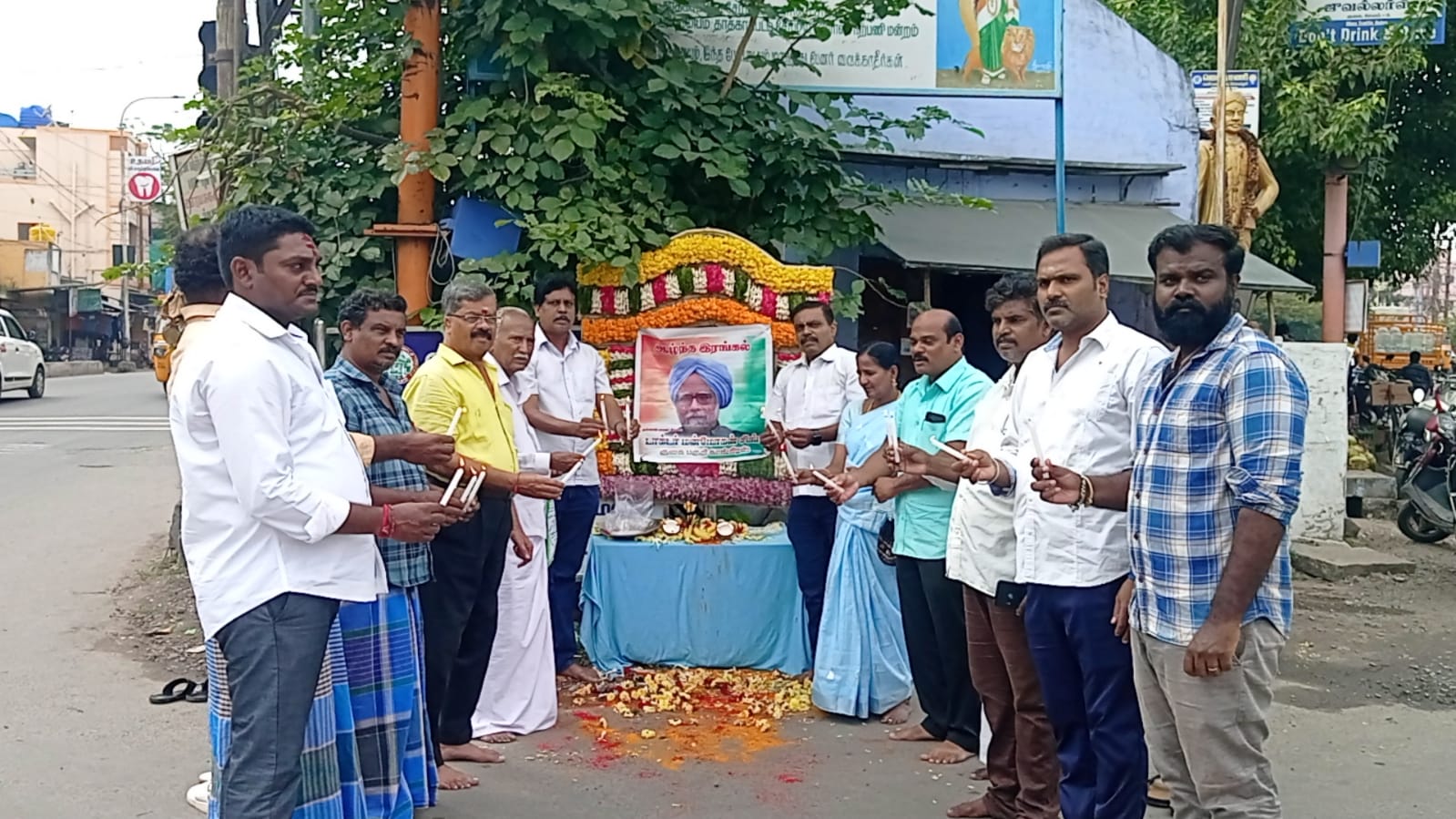முன்னாள் பிரதமருக்கு மலர் அஞ்சலி